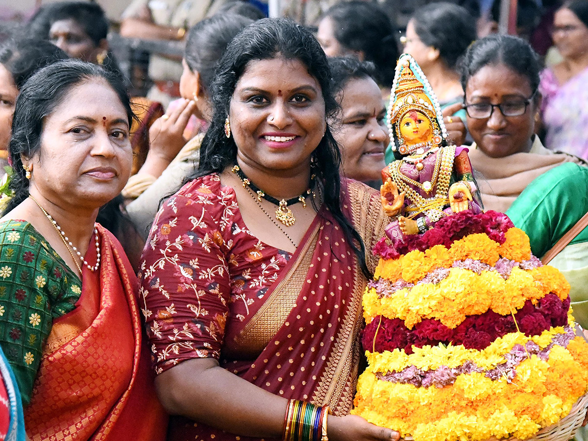 Bathukamma_20Celebrations_20at_20Charminar_20Bhagyalakshmi_20Temple__20_286_29.jpg 6