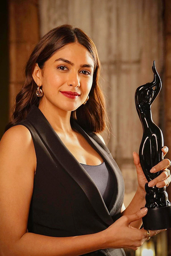 Mrunal_20Thakur_20Share_20Adorable_20note_20or_20her_20sister_20Lochan_20on_20her_20birthday_20Photos_20_2842_29.jpg 15