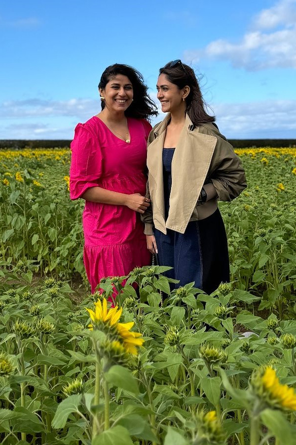 Mrunal_20Thakur_20Share_20Adorable_20note_20or_20her_20sister_20Lochan_20on_20her_20birthday_20Photos_20_2844_29.jpg 17