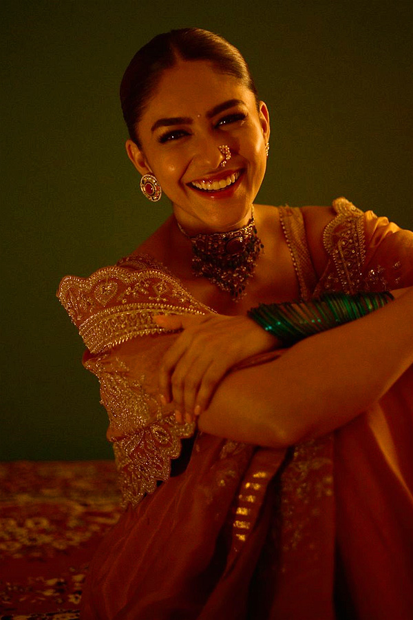 Mrunal_20Thakur_20Share_20Adorable_20note_20or_20her_20sister_20Lochan_20on_20her_20birthday_20Photos_20_2847_29.jpg 20