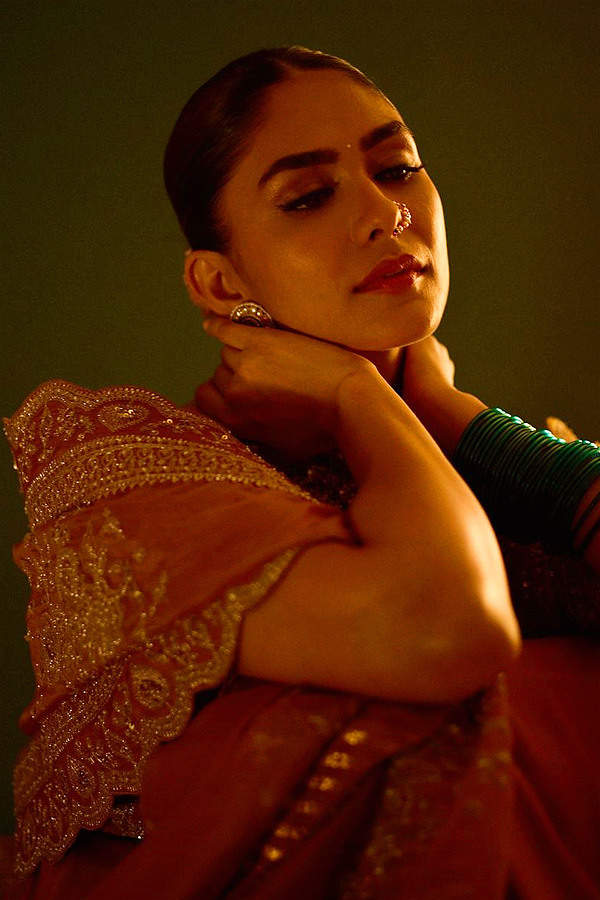 Mrunal_20Thakur_20Share_20Adorable_20note_20or_20her_20sister_20Lochan_20on_20her_20birthday_20Photos_20_2853_29.jpg 26