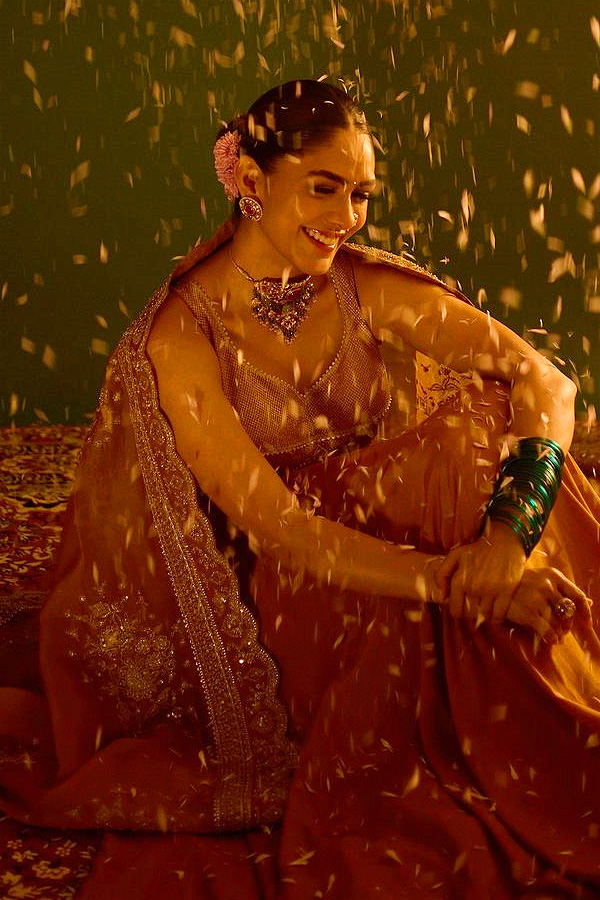 Mrunal_20Thakur_20Share_20Adorable_20note_20or_20her_20sister_20Lochan_20on_20her_20birthday_20Photos_20_2854_29.jpg 27
