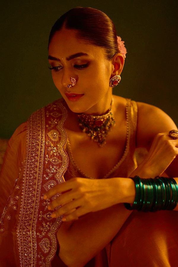 Mrunal_20Thakur_20Share_20Adorable_20note_20or_20her_20sister_20Lochan_20on_20her_20birthday_20Photos_20_2856_29.jpg 29