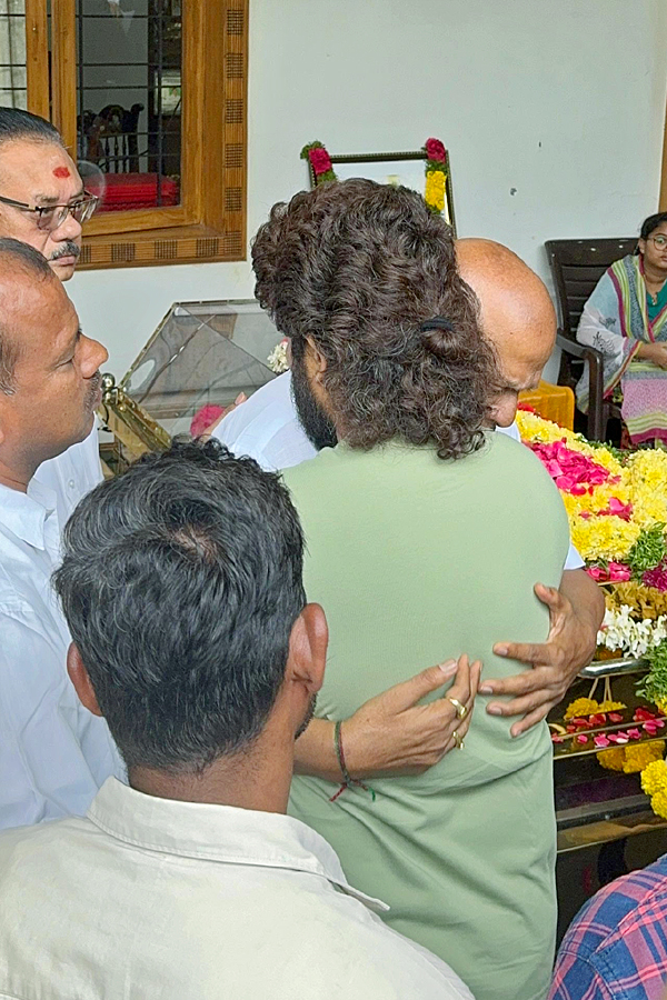 Telugu_20actor_20Rajendra_20Prasad_E2_80_99s_20daughter_20Gayathri_20passes_20away_20Tollywood_20send_20condolences_20Photos_20_284_29.jpg 5