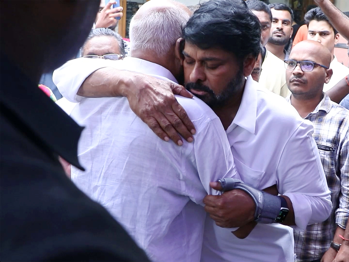 Telugu_20actor_20Rajendra_20Prasad_E2_80_99s_20daughter_20Gayathri_20passes_20away_20Tollywood_20send_20condolences_20Photos_20_285_29.jpg 6