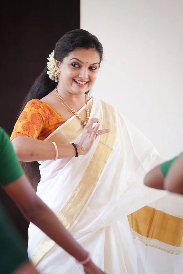 Saranya-Mohan-11.jpg 12