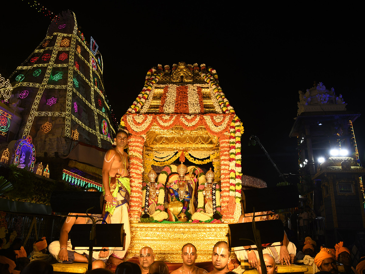 Tirumala_20Brahmotsavam.._20Srivari_20Darshan_20on_20Sarvabhupala_20Vahanam_1.jpg 1