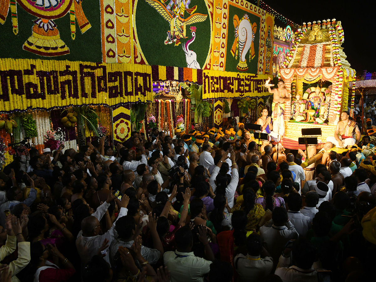 Tirumala_20Brahmotsavam.._20Srivari_20Darshan_20on_20Sarvabhupala_20Vahanam_20.jpg 19