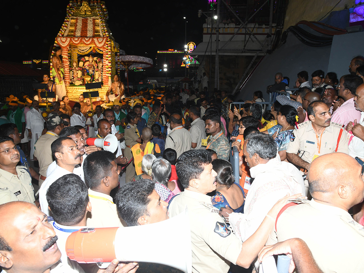 Tirumala_20Brahmotsavam.._20Srivari_20Darshan_20on_20Sarvabhupala_20Vahanam_39.jpg 26