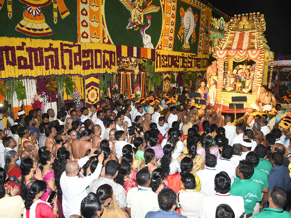 Tirumala_20Brahmotsavam.._20Srivari_20Darshan_20on_20Sarvabhupala_20Vahanam_8.jpg 8