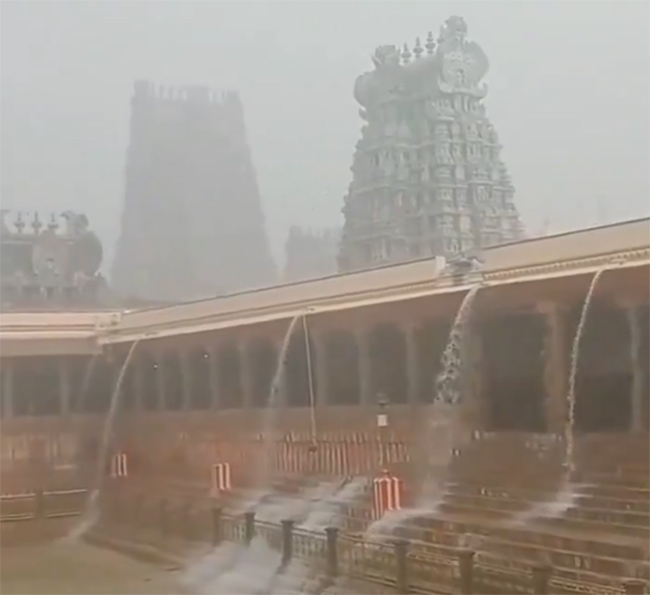 Heavy_20Rain_20Water_20Enters_20in_20Madurai_20Meenakshi_20Temple_3.jpg 3