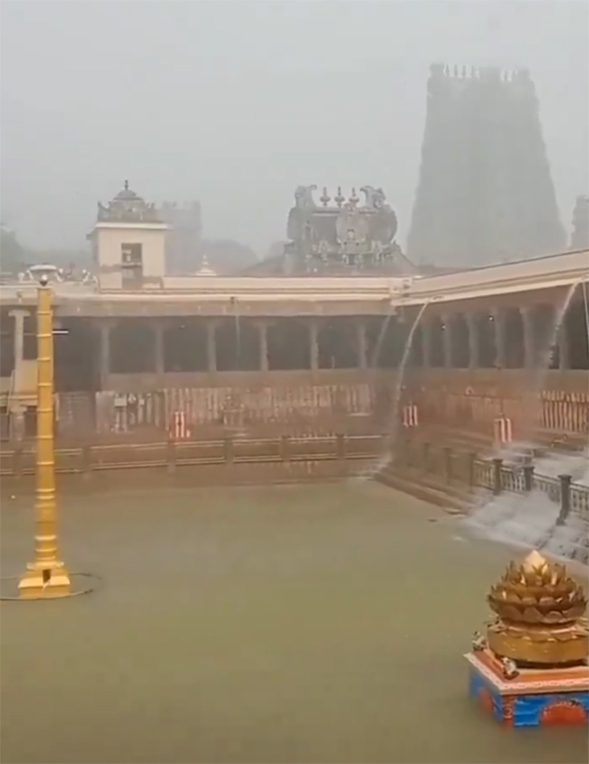 Heavy_20Rain_20Water_20Enters_20in_20Madurai_20Meenakshi_20Temple_4.jpg 4