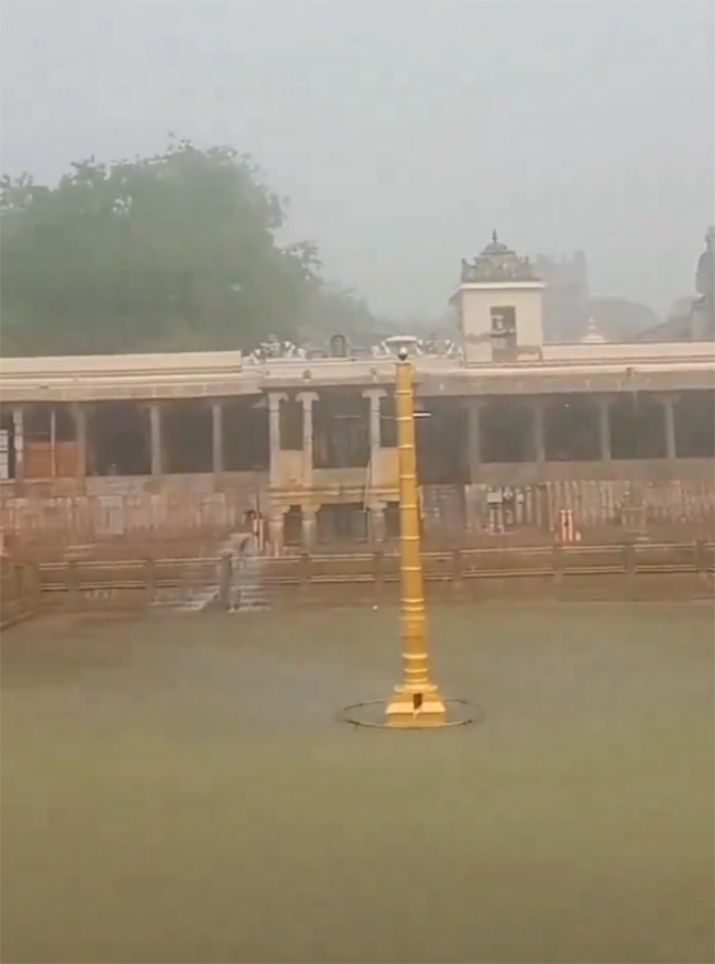 Heavy_20Rain_20Water_20Enters_20in_20Madurai_20Meenakshi_20Temple_6.jpg 6