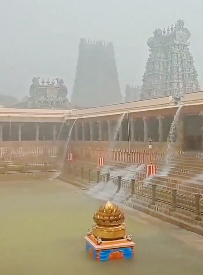 Heavy_20Rain_20Water_20Enters_20in_20Madurai_20Meenakshi_20Temple_7.jpg 7