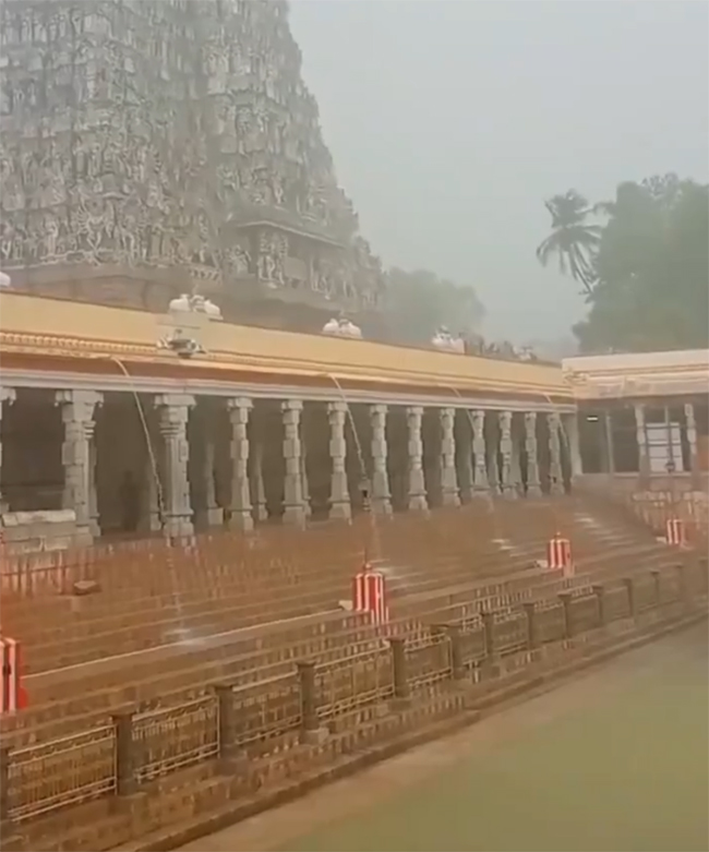 Heavy_20Rain_20Water_20Enters_20in_20Madurai_20Meenakshi_20Temple_8.jpg 8