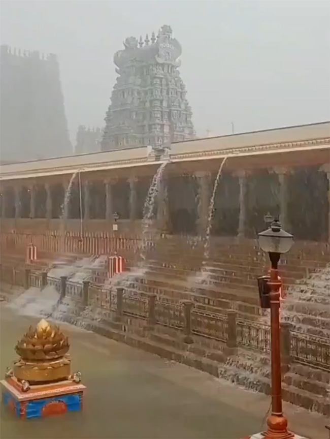 Heavy_20Rain_20Water_20Enters_20in_20Madurai_20Meenakshi_20Temple_9.jpg 9