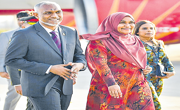 Muizzu-and-his-wife-Sajidha.jpg