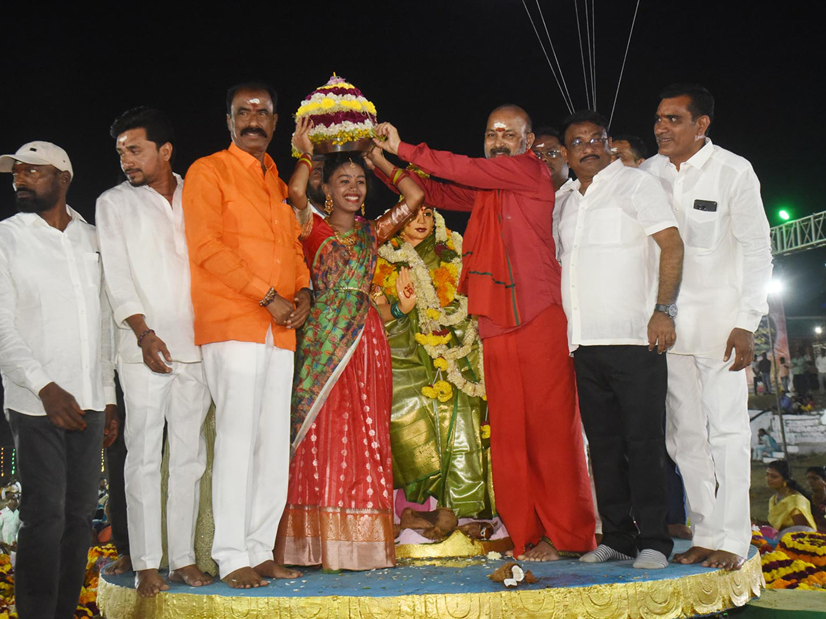 Bathukamma_20Celebrations_20at_20_20Karimnagar_20District__20_2810_29.jpg 10