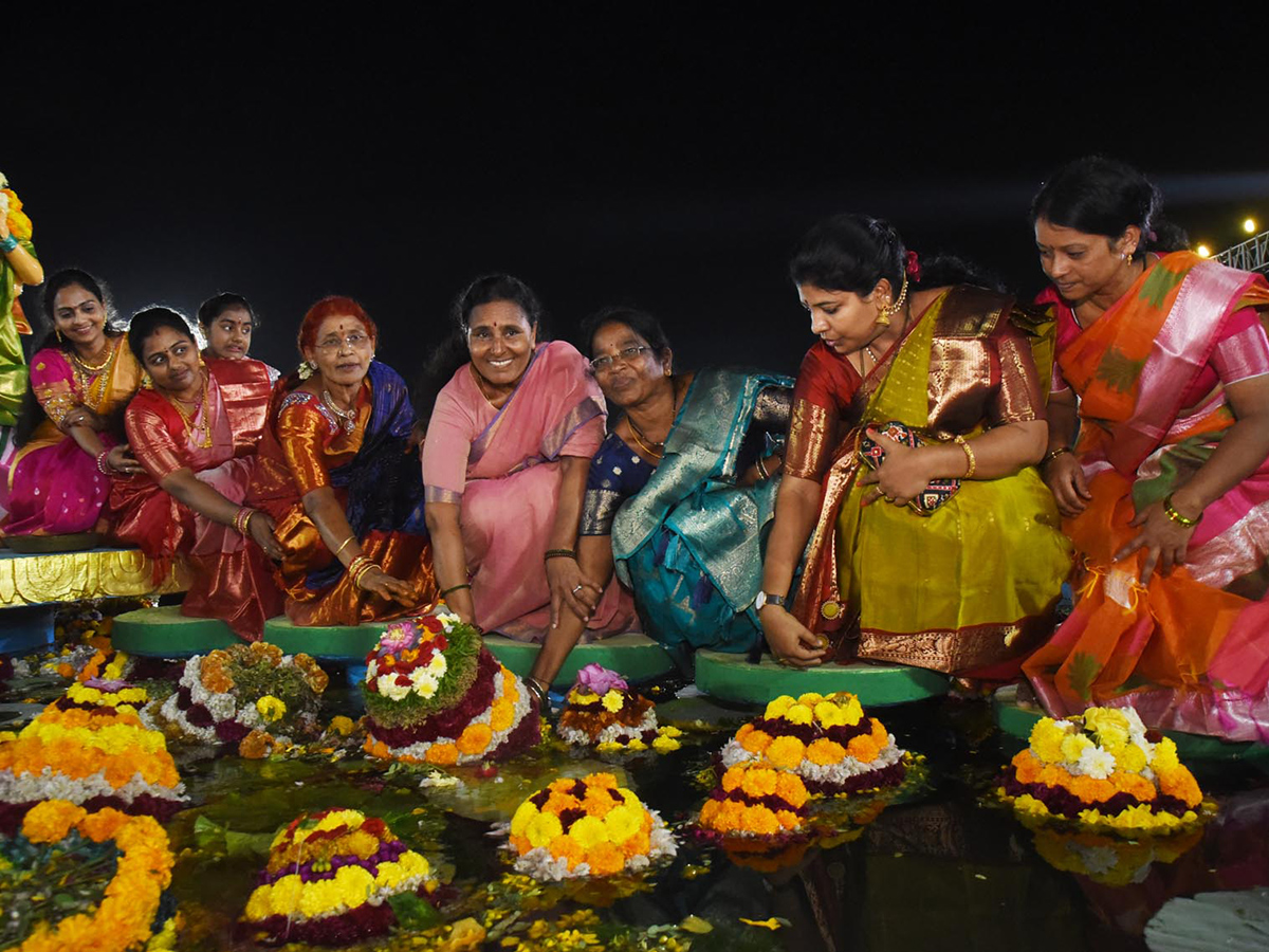 Bathukamma_20Celebrations_20at_20_20Karimnagar_20District__20_2812_29.jpg 12