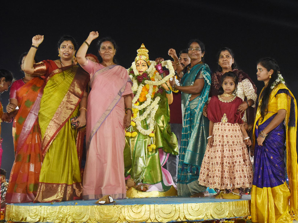 Bathukamma_20Celebrations_20at_20_20Karimnagar_20District__20_2813_29.jpg 13