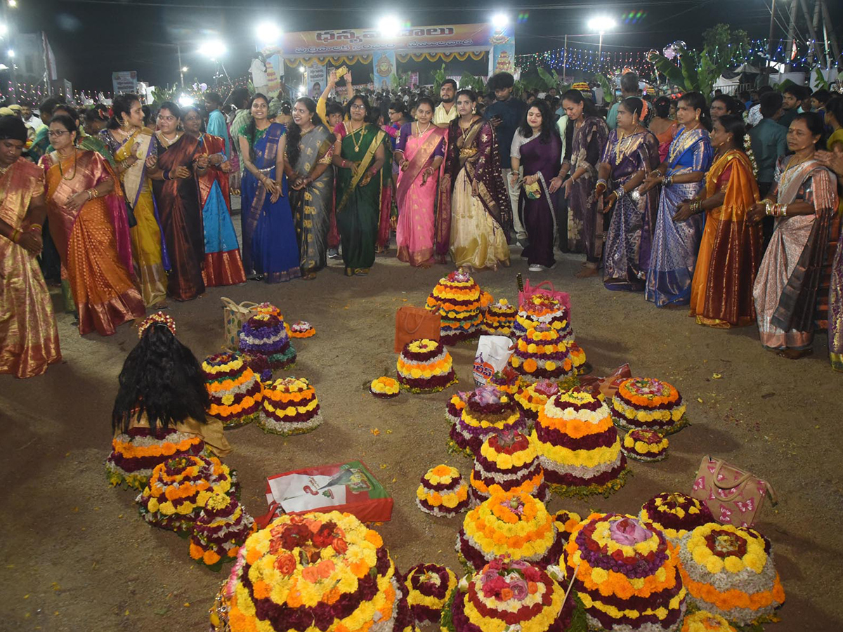 Bathukamma_20Celebrations_20at_20_20Karimnagar_20District__20_2814_29.jpg 14