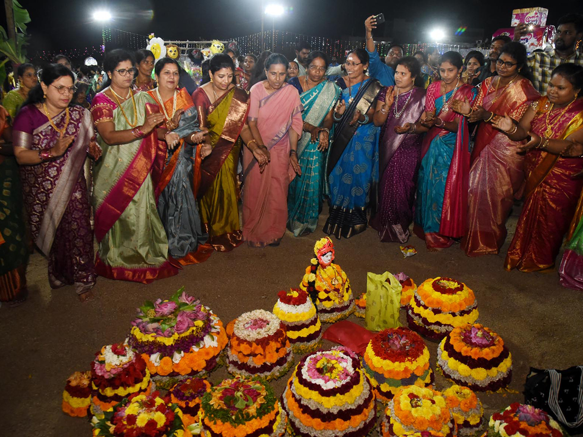 Bathukamma_20Celebrations_20at_20_20Karimnagar_20District__20_2815_29.jpg 15