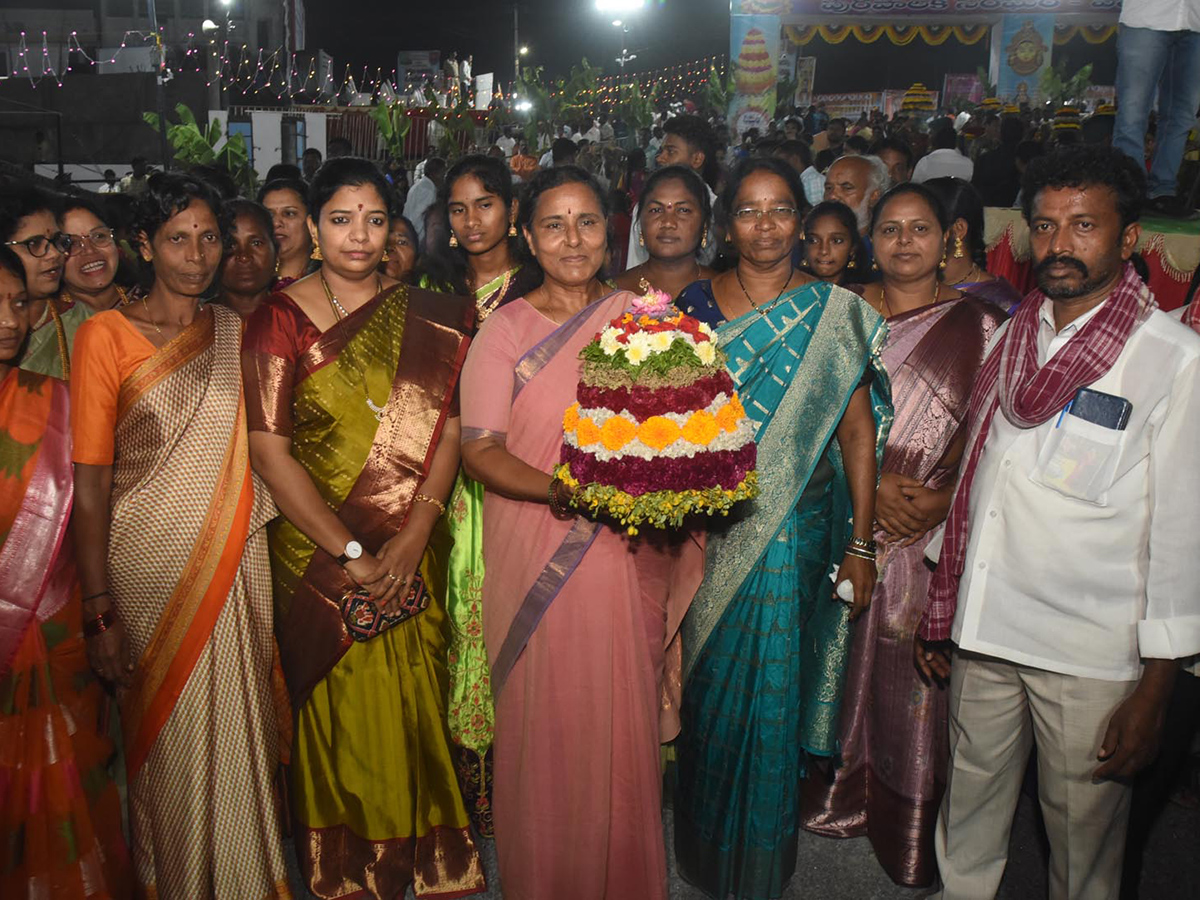 Bathukamma_20Celebrations_20at_20_20Karimnagar_20District__20_2816_29.jpg 16
