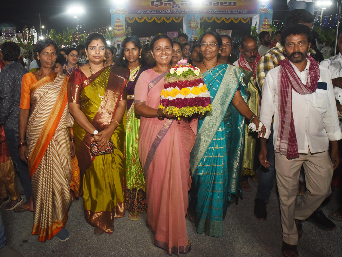 Bathukamma_20Celebrations_20at_20_20Karimnagar_20District__20_2817_29.jpg 17