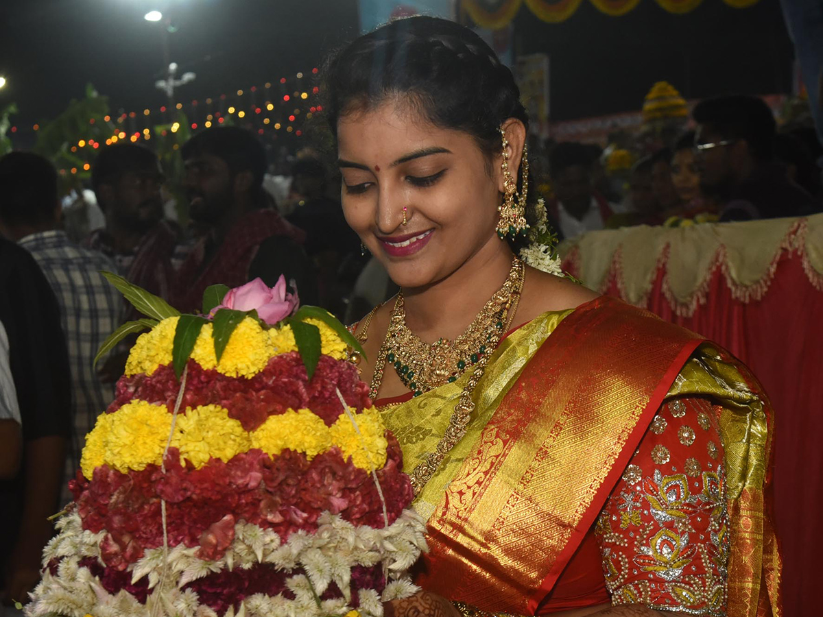 Bathukamma_20Celebrations_20at_20_20Karimnagar_20District__20_2818_29.jpg 18