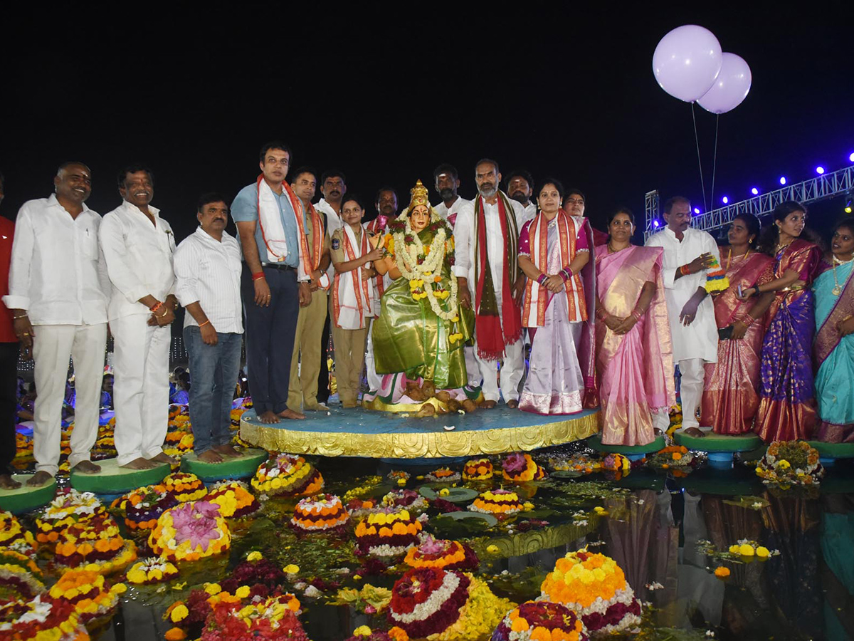Bathukamma_20Celebrations_20at_20_20Karimnagar_20District__20_2819_29.jpg 19