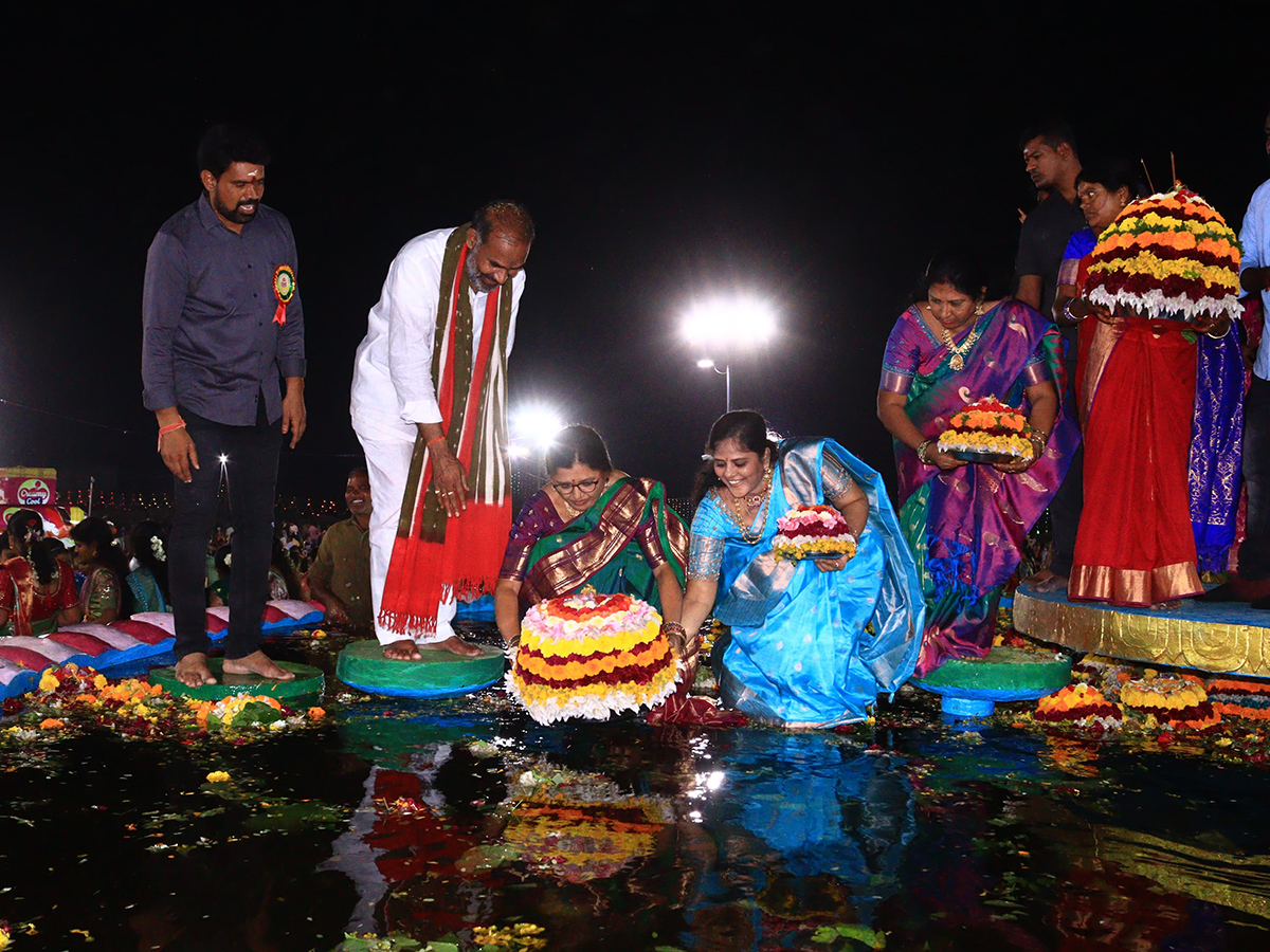 Bathukamma_20Celebrations_20at_20_20Karimnagar_20District__20_281_29.jpg 1