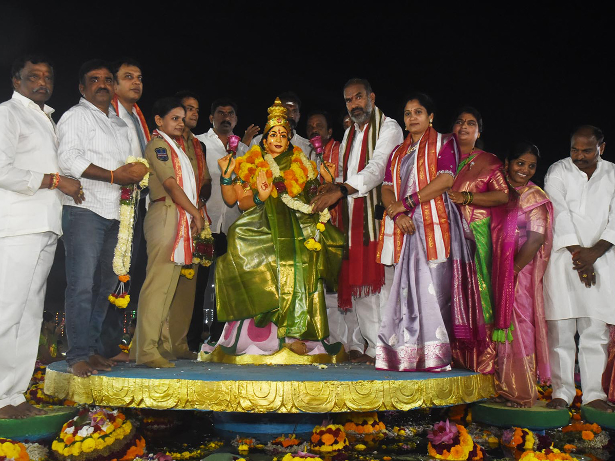 Bathukamma_20Celebrations_20at_20_20Karimnagar_20District__20_2821_29.jpg 21