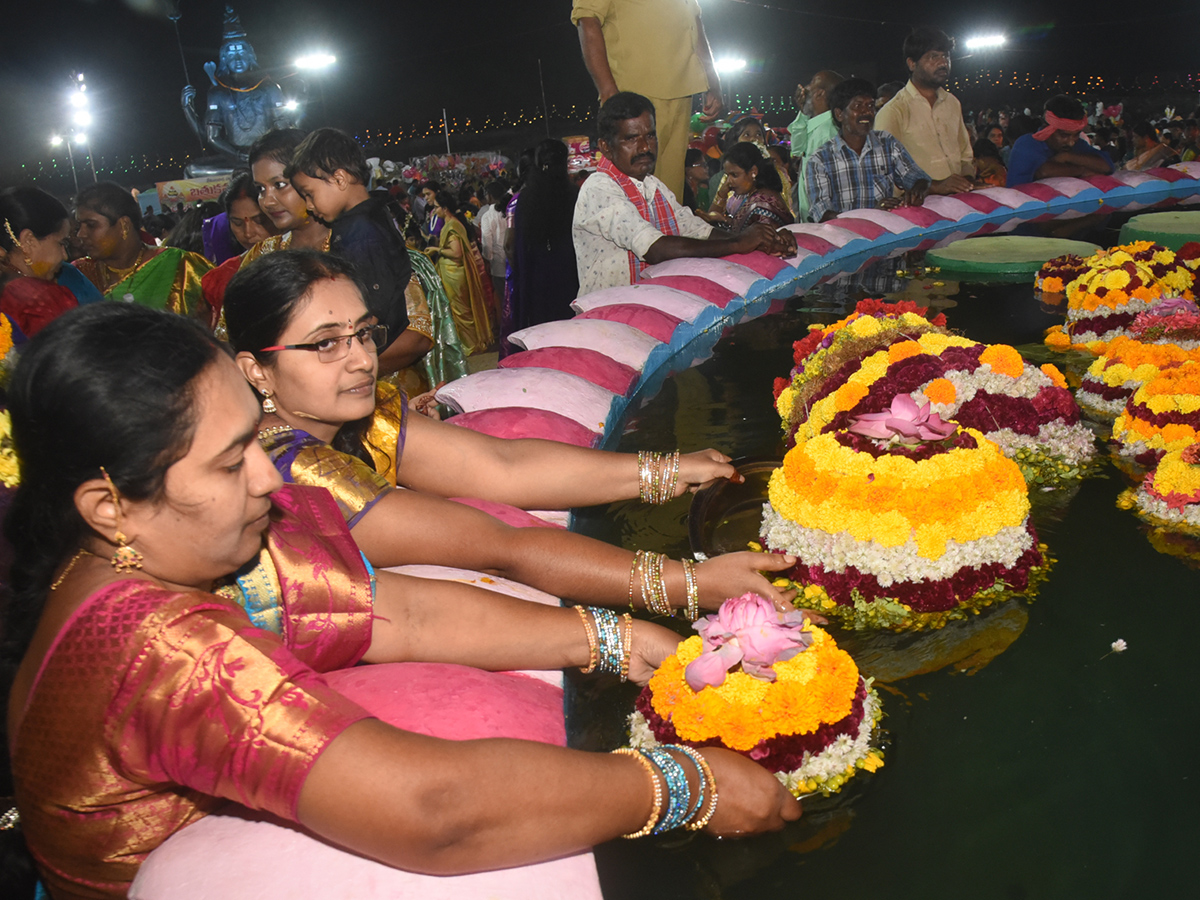 Bathukamma_20Celebrations_20at_20_20Karimnagar_20District__20_2823_29.jpg 23
