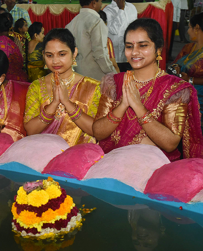 Bathukamma_20Celebrations_20at_20_20Karimnagar_20District__20_2824_29.jpg 24