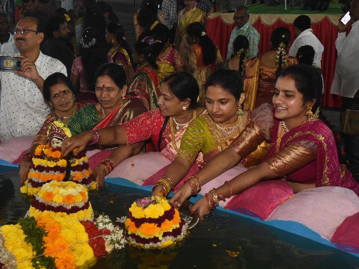 Bathukamma_20Celebrations_20at_20_20Karimnagar_20District__20_2825_29.jpg 25
