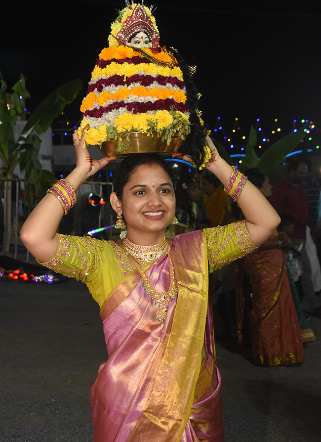 Bathukamma_20Celebrations_20at_20_20Karimnagar_20District__20_2832_29.jpg 32
