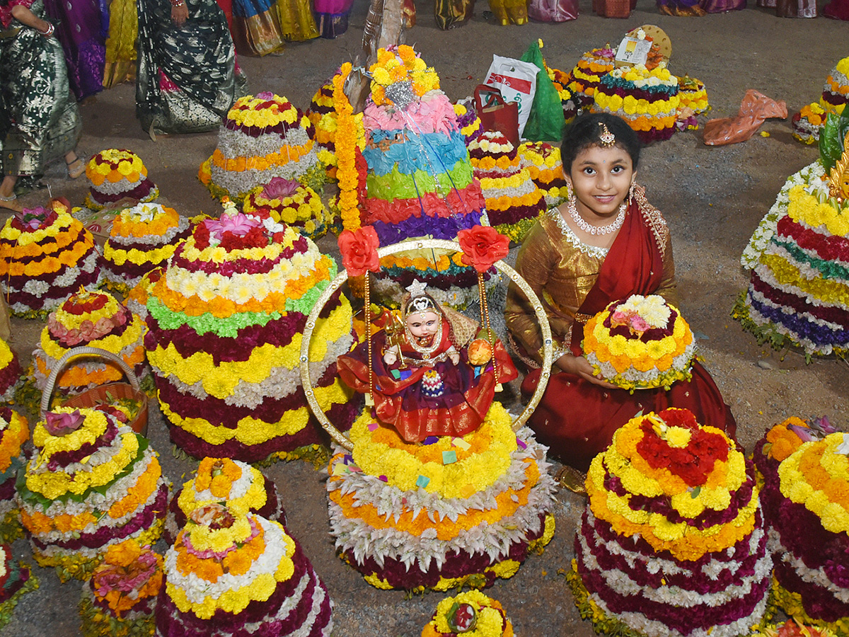 Bathukamma_20Celebrations_20at_20_20Karimnagar_20District__20_2833_29.jpg 33