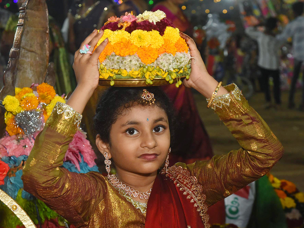 Bathukamma_20Celebrations_20at_20_20Karimnagar_20District__20_2834_29.jpg 34
