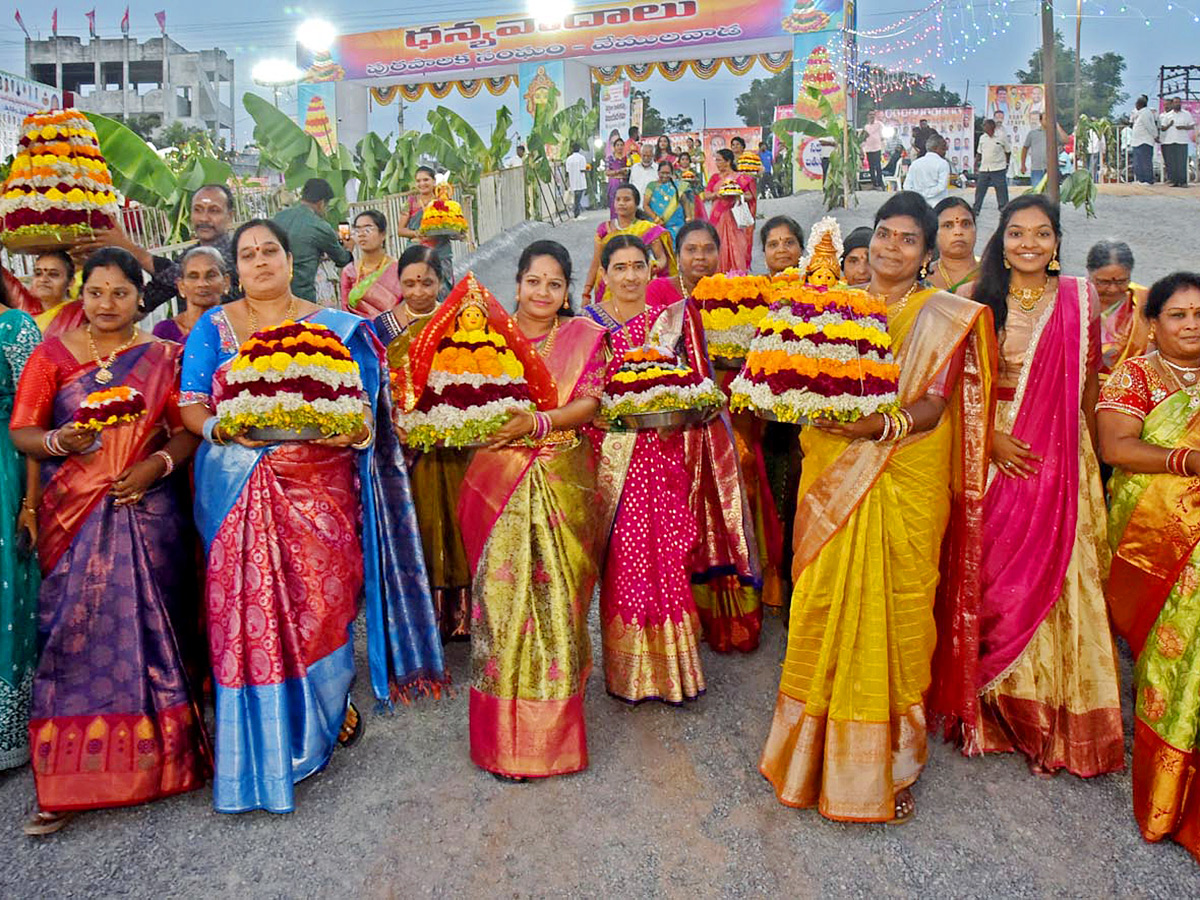 Bathukamma_20Celebrations_20at_20_20Karimnagar_20District__20_2835_29.jpg 35