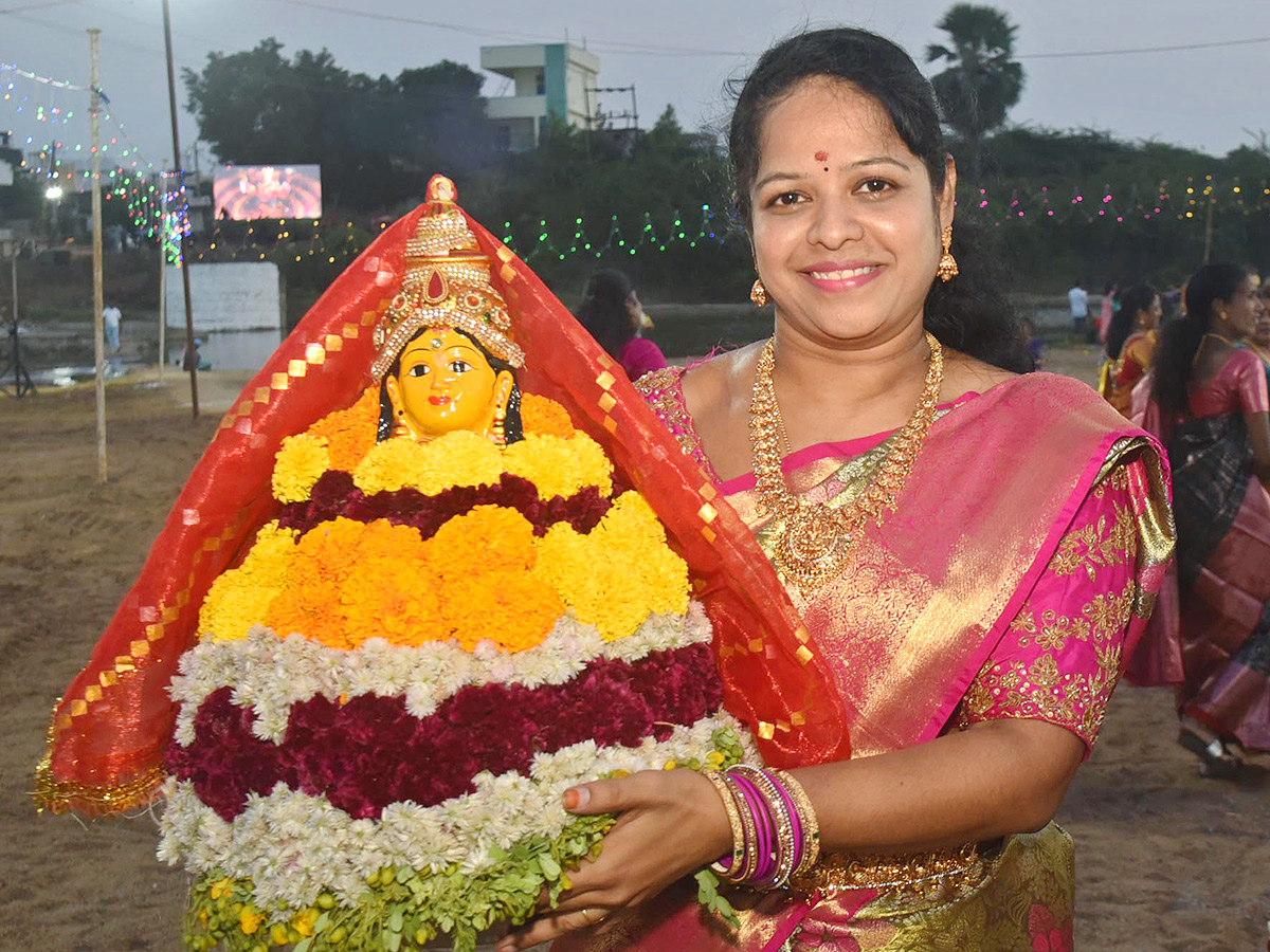 Bathukamma_20Celebrations_20at_20_20Karimnagar_20District__20_2836_29.jpg 36