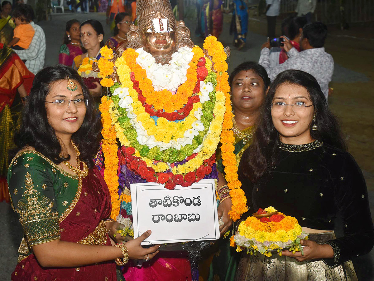 Bathukamma_20Celebrations_20at_20_20Karimnagar_20District__20_2837_29.jpg 37