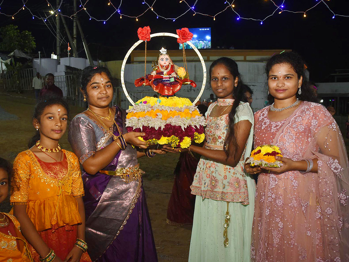 Bathukamma_20Celebrations_20at_20_20Karimnagar_20District__20_2838_29.jpg 38