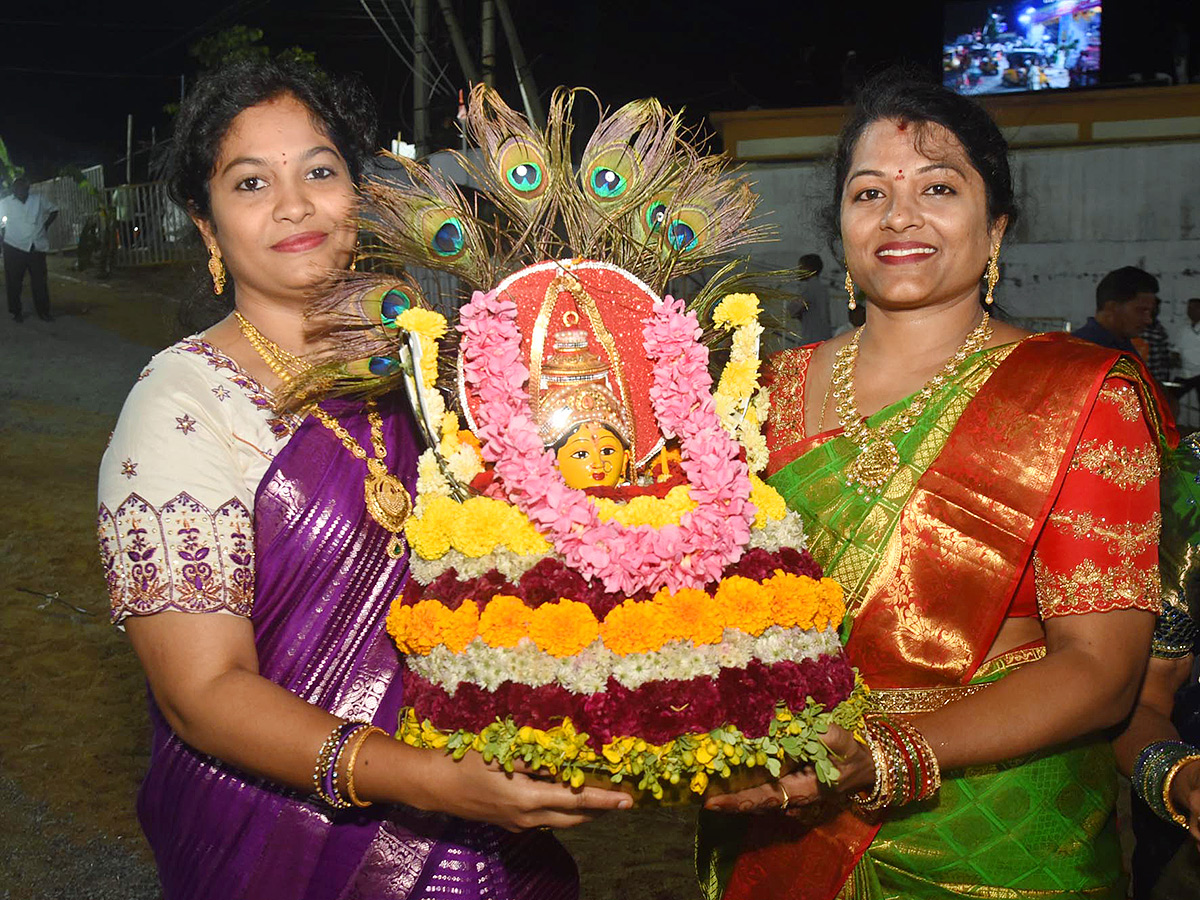 Bathukamma_20Celebrations_20at_20_20Karimnagar_20District__20_2839_29.jpg 39