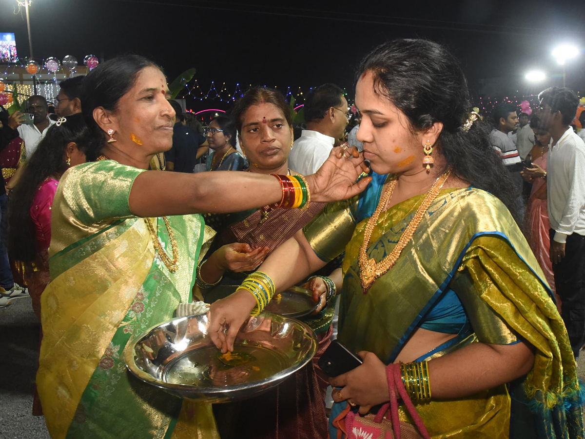 Bathukamma_20Celebrations_20at_20_20Karimnagar_20District__20_283_29.jpg 3