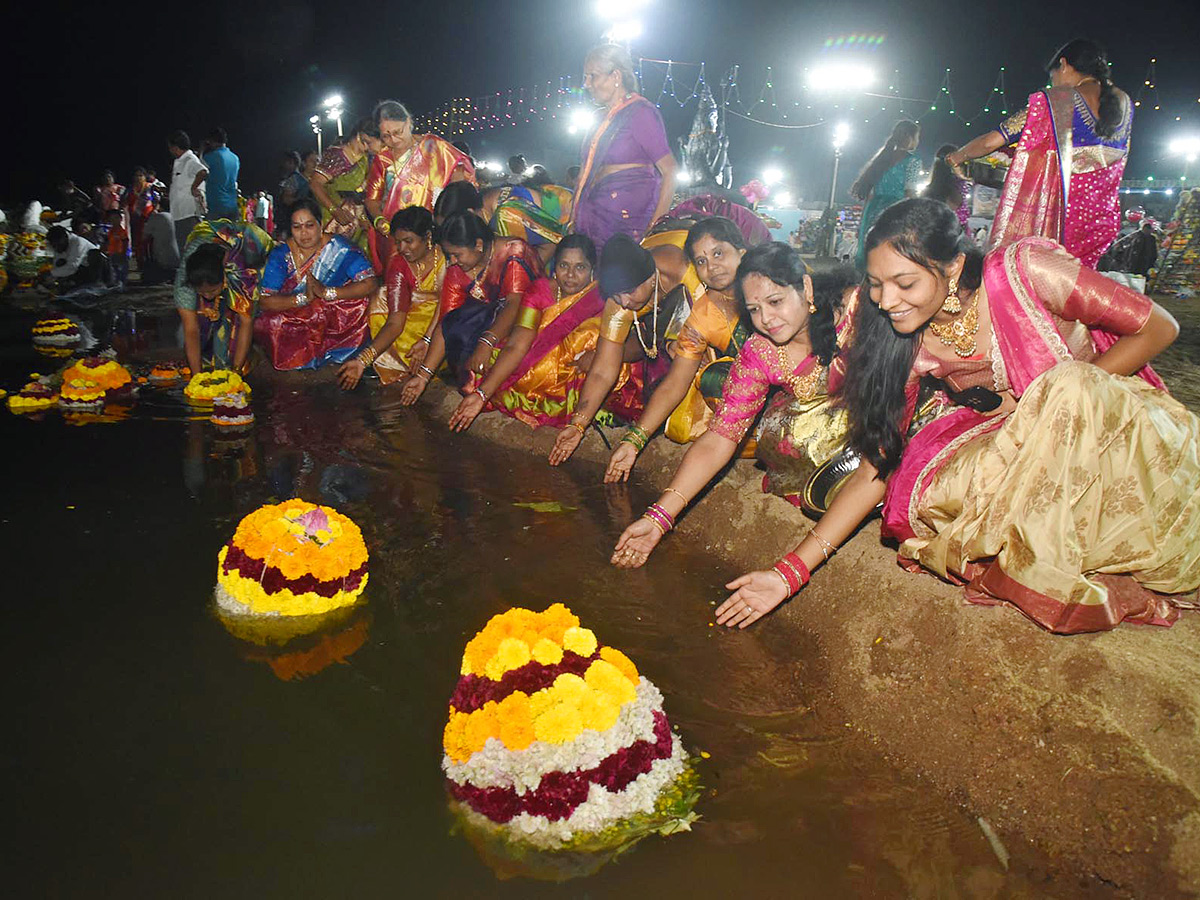 Bathukamma_20Celebrations_20at_20_20Karimnagar_20District__20_2840_29.jpg 40