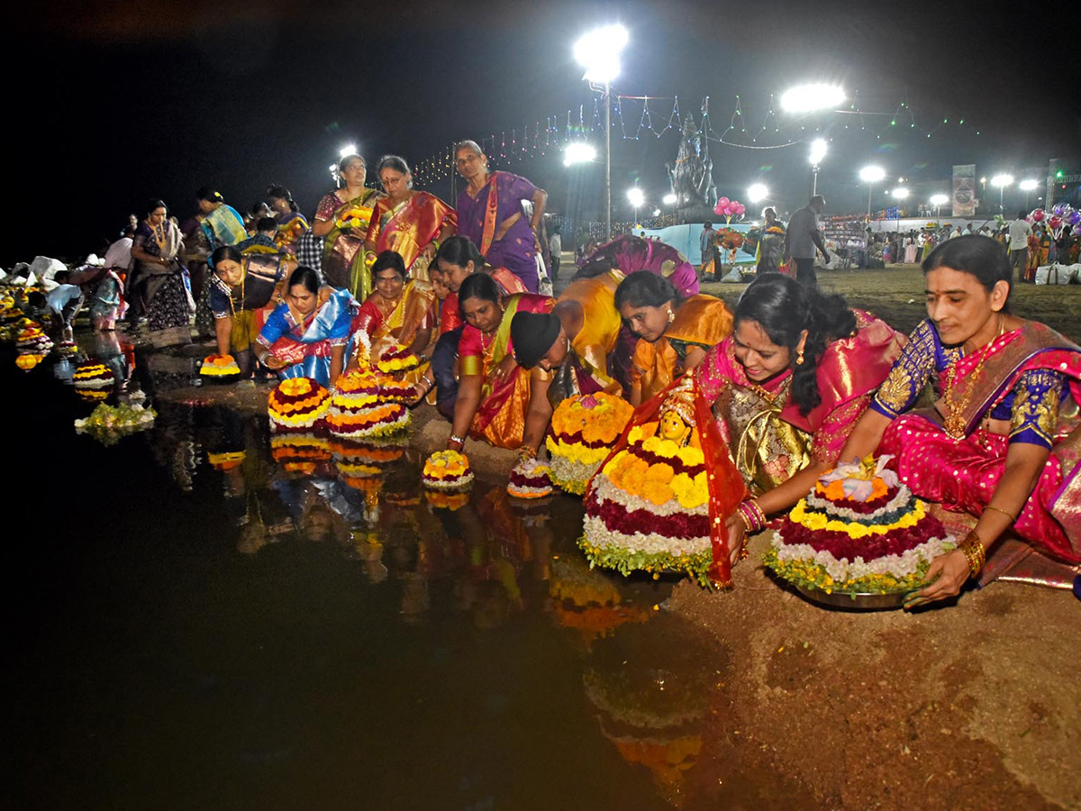 Bathukamma_20Celebrations_20at_20_20Karimnagar_20District__20_2841_29.jpg 41