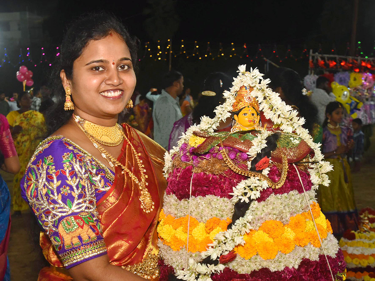 Bathukamma_20Celebrations_20at_20_20Karimnagar_20District__20_2842_29.jpg 42