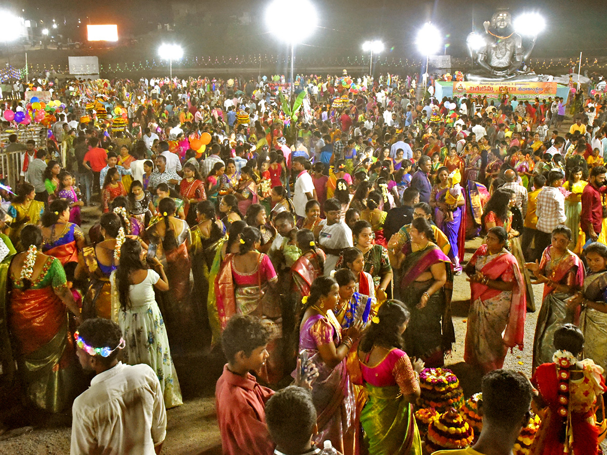 Bathukamma_20Celebrations_20at_20_20Karimnagar_20District__20_2843_29.jpg 43