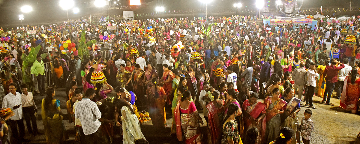 Bathukamma_20Celebrations_20at_20_20Karimnagar_20District__20_2844_29.jpg 44