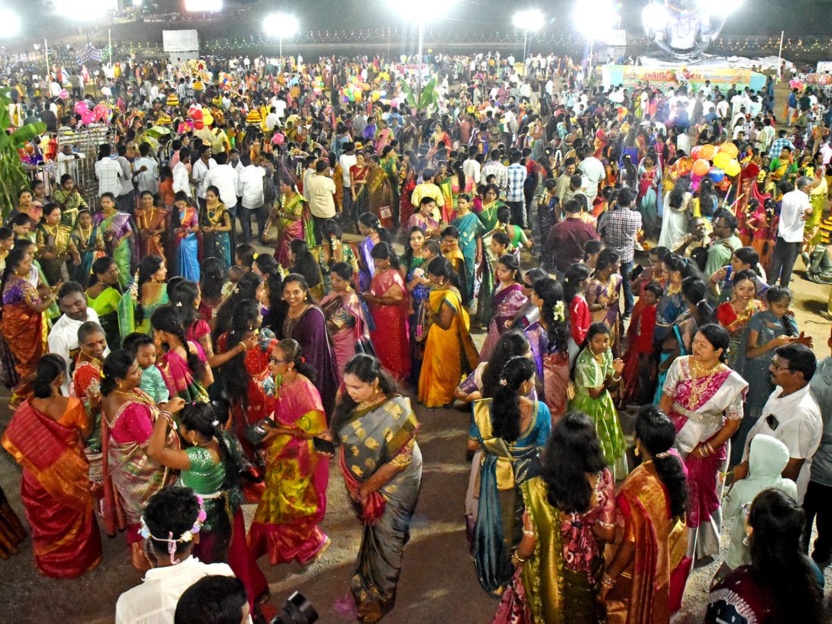 Bathukamma_20Celebrations_20at_20_20Karimnagar_20District__20_2845_29.jpg 45
